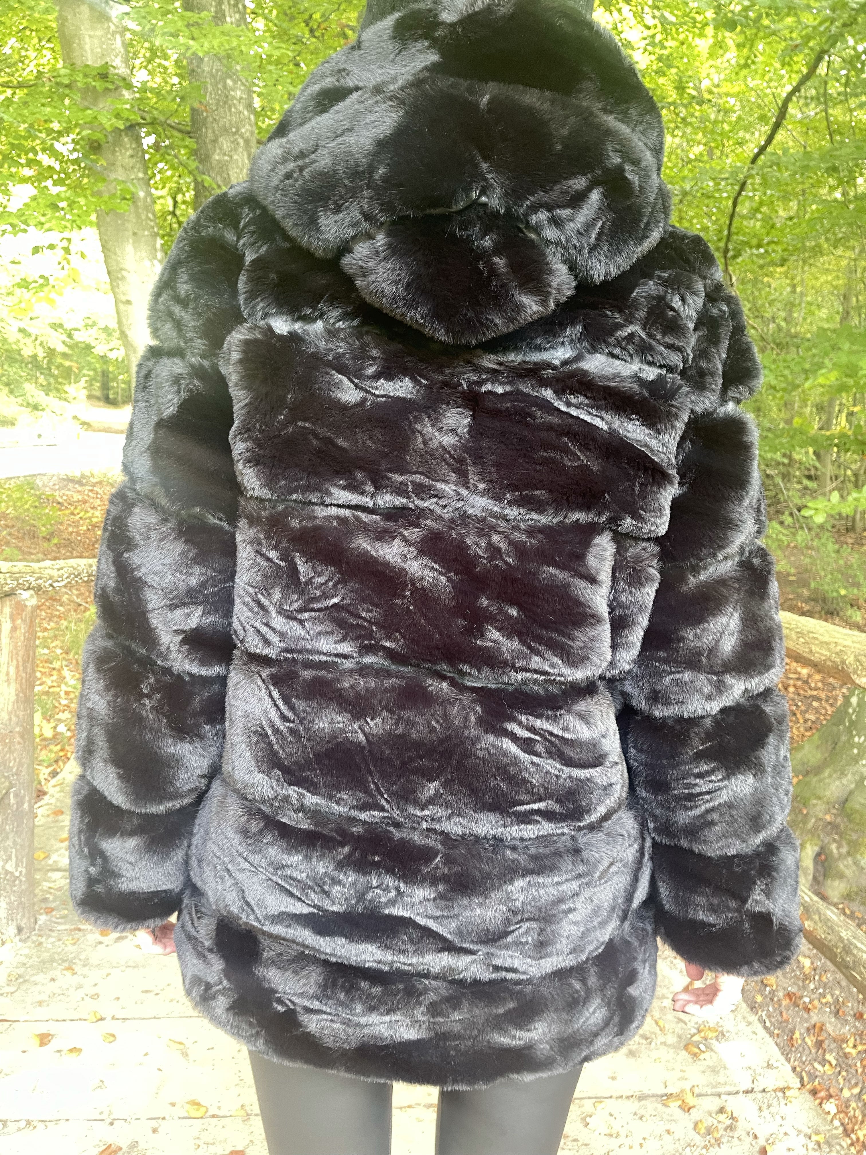 Haley Short - Lækker kort fake fur frakke med hætte